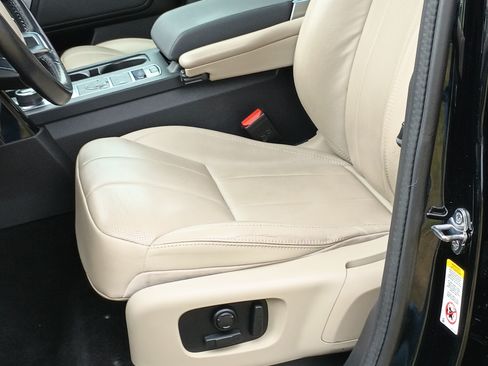 Used 2020 Land Rover Discovery SE image 28