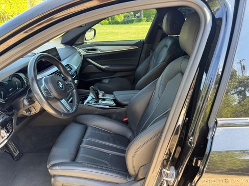 Used 2019 BMW 530e w/ M Sport Package RWD image 4