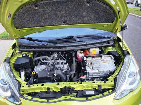 Used 2016 Toyota Prius C Two image 9