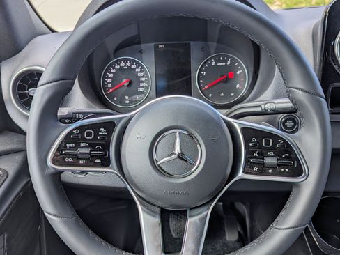 Used 2022 Mercedes-Benz Sprinter 2500 image 4