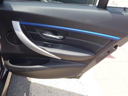 Used 2018 BMW 330i Sedan w/ M Sport Package RWD image 18