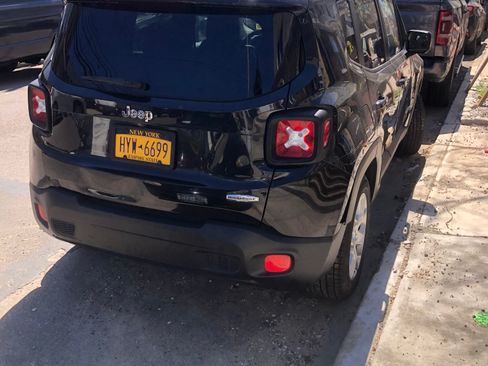 Used 2017 Jeep Renegade Latitude FWD image 2