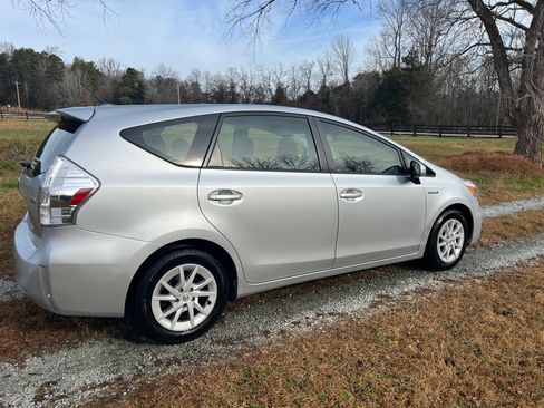 Used 2014 Toyota Prius V Three image 4