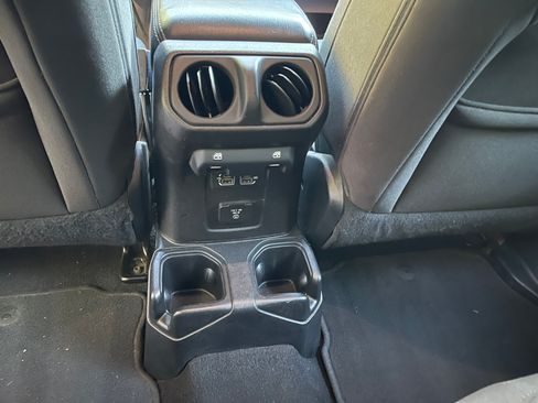 Used 2018 Jeep Wrangler Unlimited Sahara AWD/4WD image 27