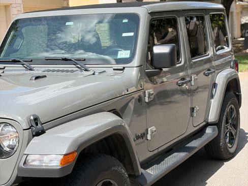Used 2022 Jeep Wrangler Unlimited Sahara AWD/4WD image 8