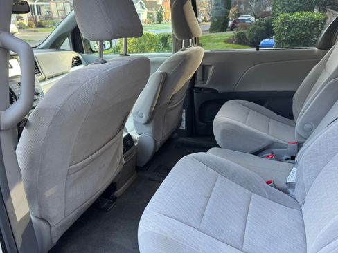 Used 2018 Toyota Sienna LE image 4