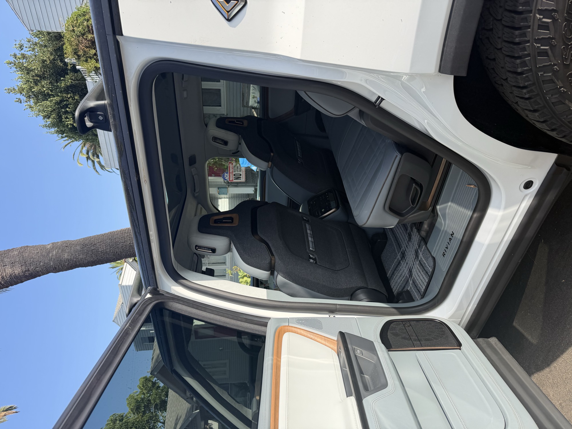 Used 2025 Rivian R1S Premium AWD/4WD image 5