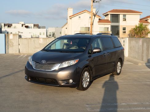 Used 2014 Toyota Sienna Limited image 1