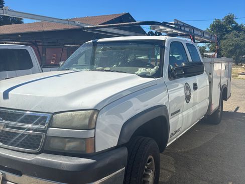 Used 2005 Chevrolet Silverado 2500 W/T RWD image 4
