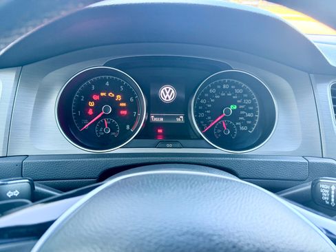 Used 2016 Volkswagen Golf S image 9