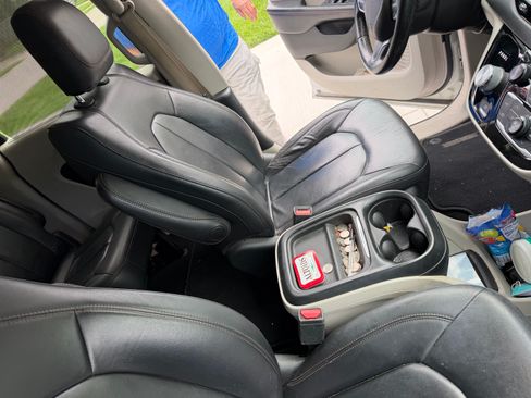 Used 2017 Chrysler Pacifica Touring-L FWD image 11