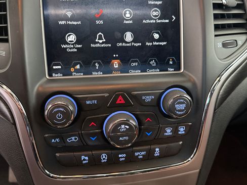 Used 2018 Jeep Grand Cherokee Altitude AWD/4WD image 11