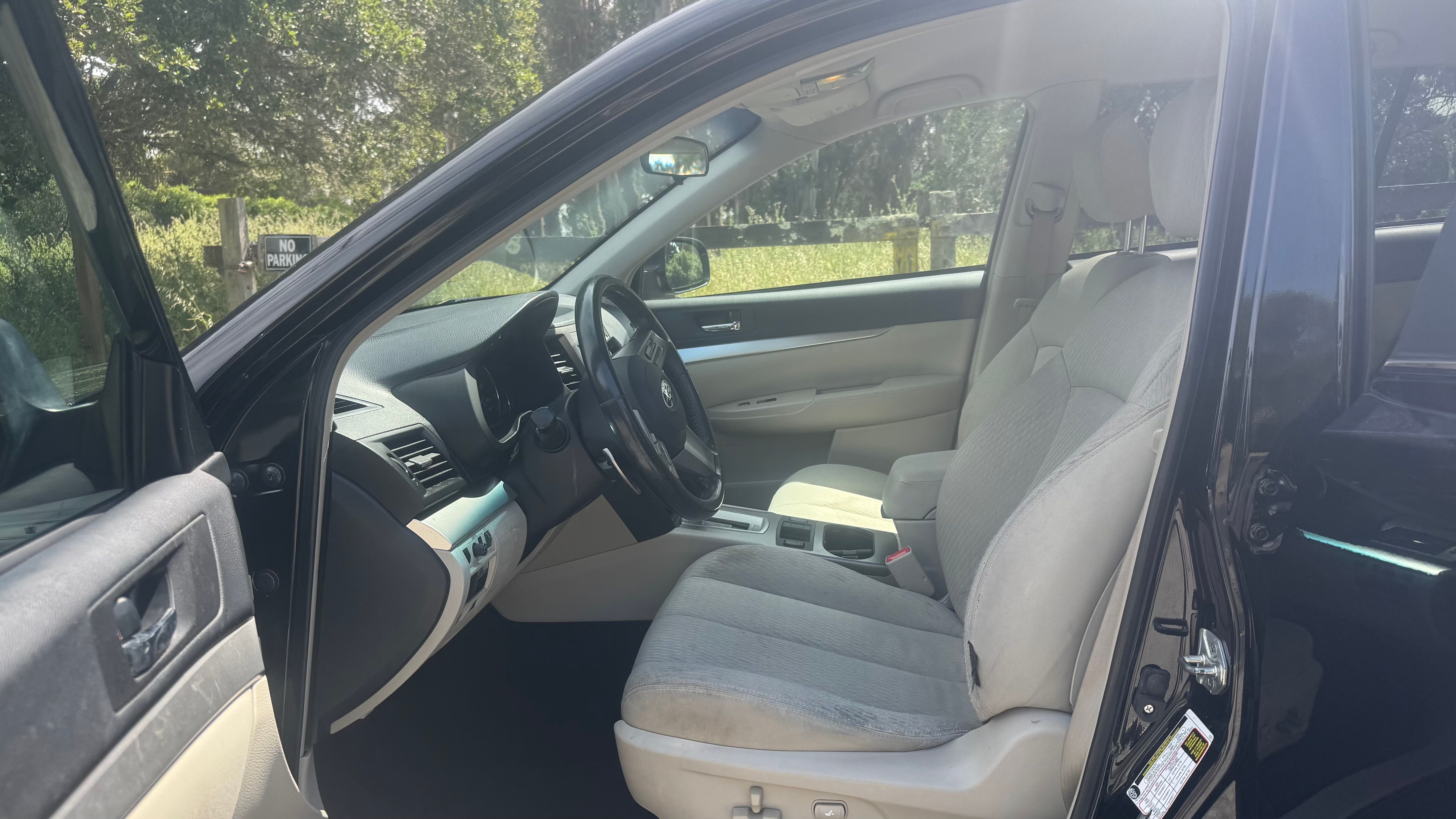 Used 2010 Subaru Outback 2.5i Premium AWD/4WD image 9