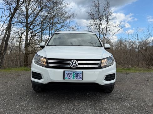 Used 2016 Volkswagen Tiguan S image 2