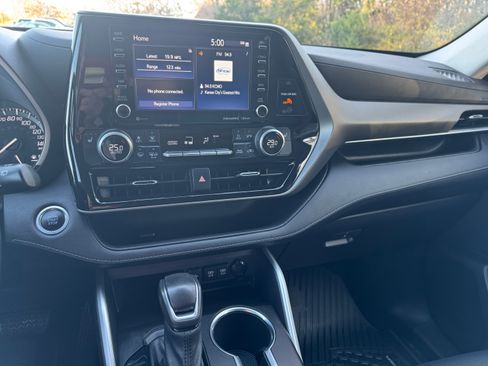 Used 2021 Toyota Highlander XLE image 20