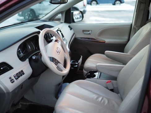 Used 2014 Toyota Sienna XLE image 4