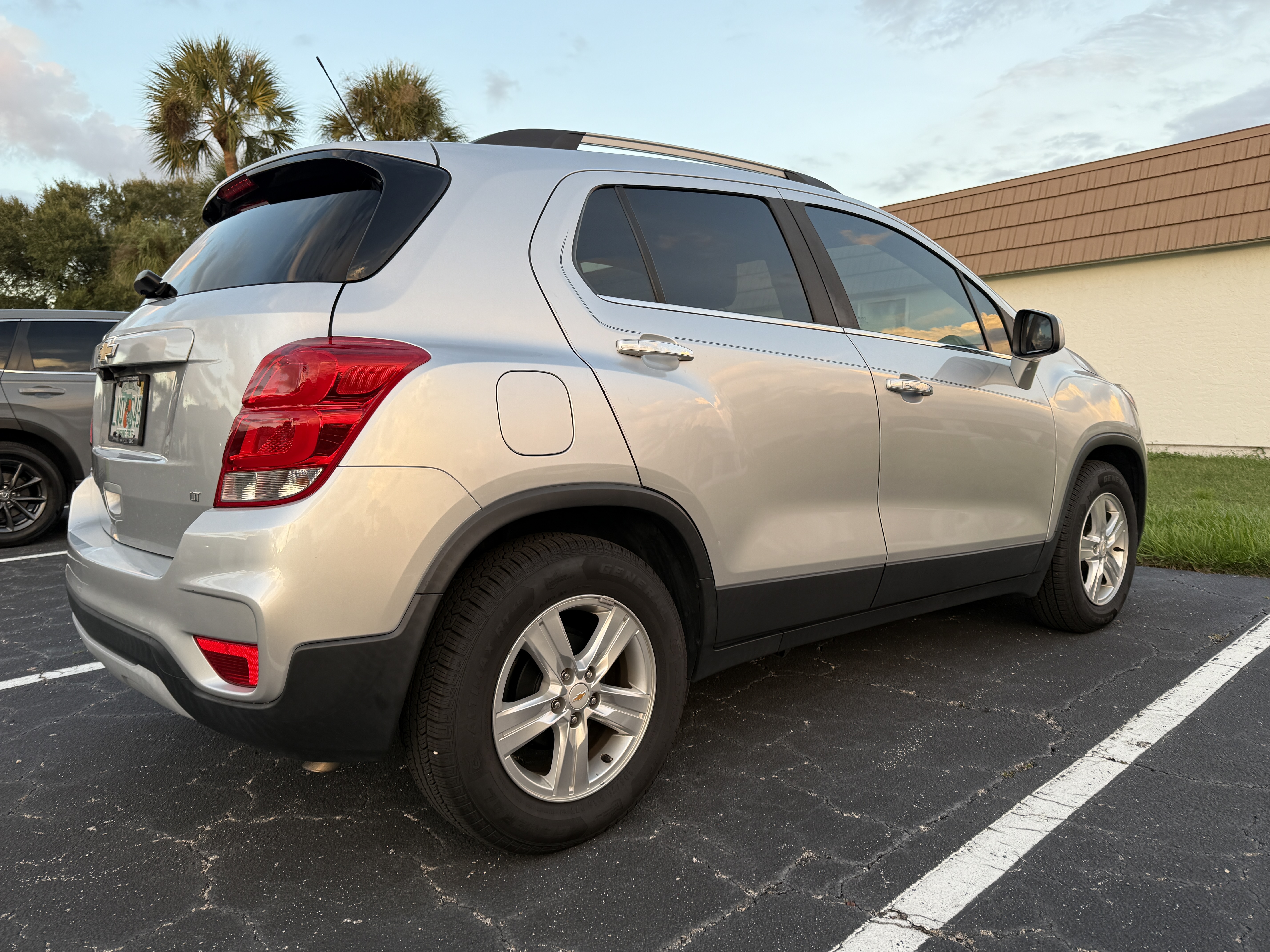 Used 2019 Chevrolet Trax LT w/ LT Convenience Package FWD image 4