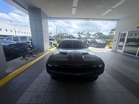 Used 2015 Dodge Challenger SXT image 2