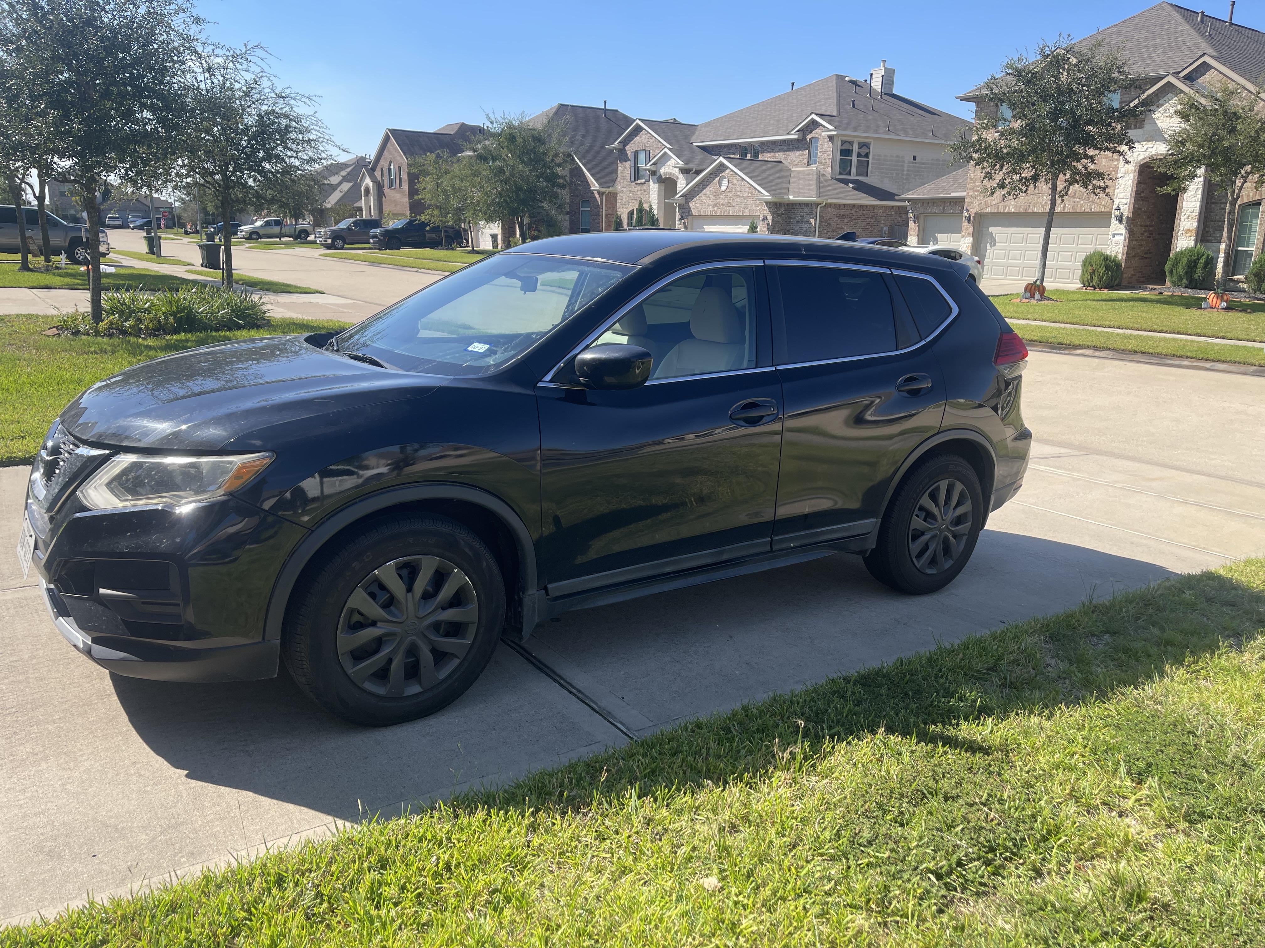 Used 2017 Nissan Rogue S FWD image 1