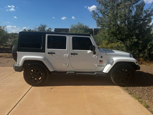 Used 2015 Jeep Wrangler Unlimited Sahara AWD/4WD image 11
