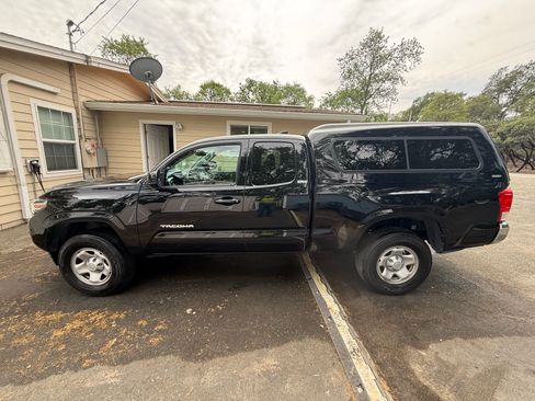 Used 2016 Toyota Tacoma SR5 image 2