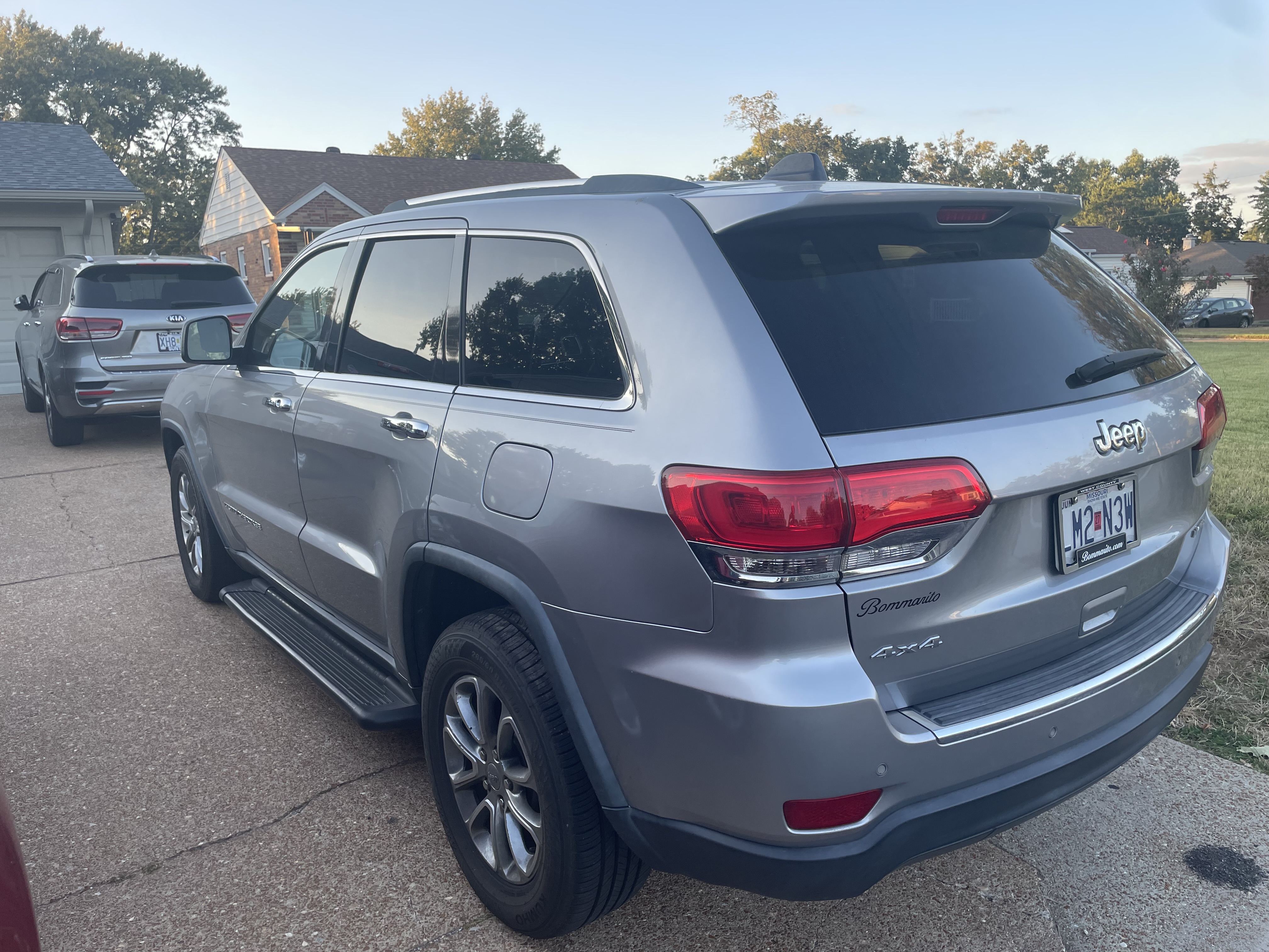 Used 2015 Jeep Grand Cherokee Limited w/ Luxury Group II AWD/4WD image 9