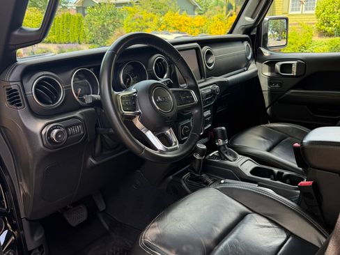 Used 2018 Jeep Wrangler Unlimited Sahara AWD/4WD image 11