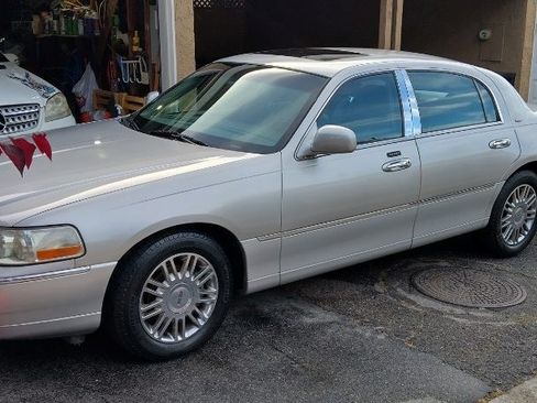 Used 2006 Lincoln Town Car Designer Series RWD image 8