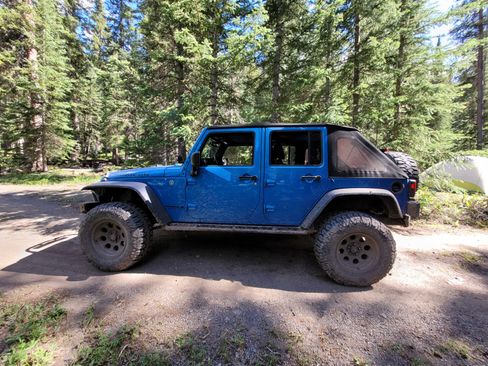 Used 2016 Jeep Wrangler Unlimited Rubicon w/ Connectivity Group AWD/4WD image 4
