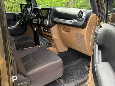 Used 2013 Jeep Wrangler Unlimited Rubicon w/ Max Tow Pkg AWD/4WD image 10