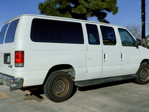 Used 2014 Ford E-150 and Econoline 150 Wagon image 4