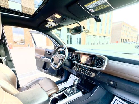 Used 2016 Toyota Tacoma Limited image 5