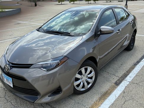 Used 2017 Toyota Corolla LE w/ Carpet Mat Package (TMS) FWD image 2