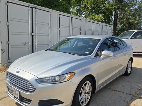 Used 2016 Ford Fusion SE image 2