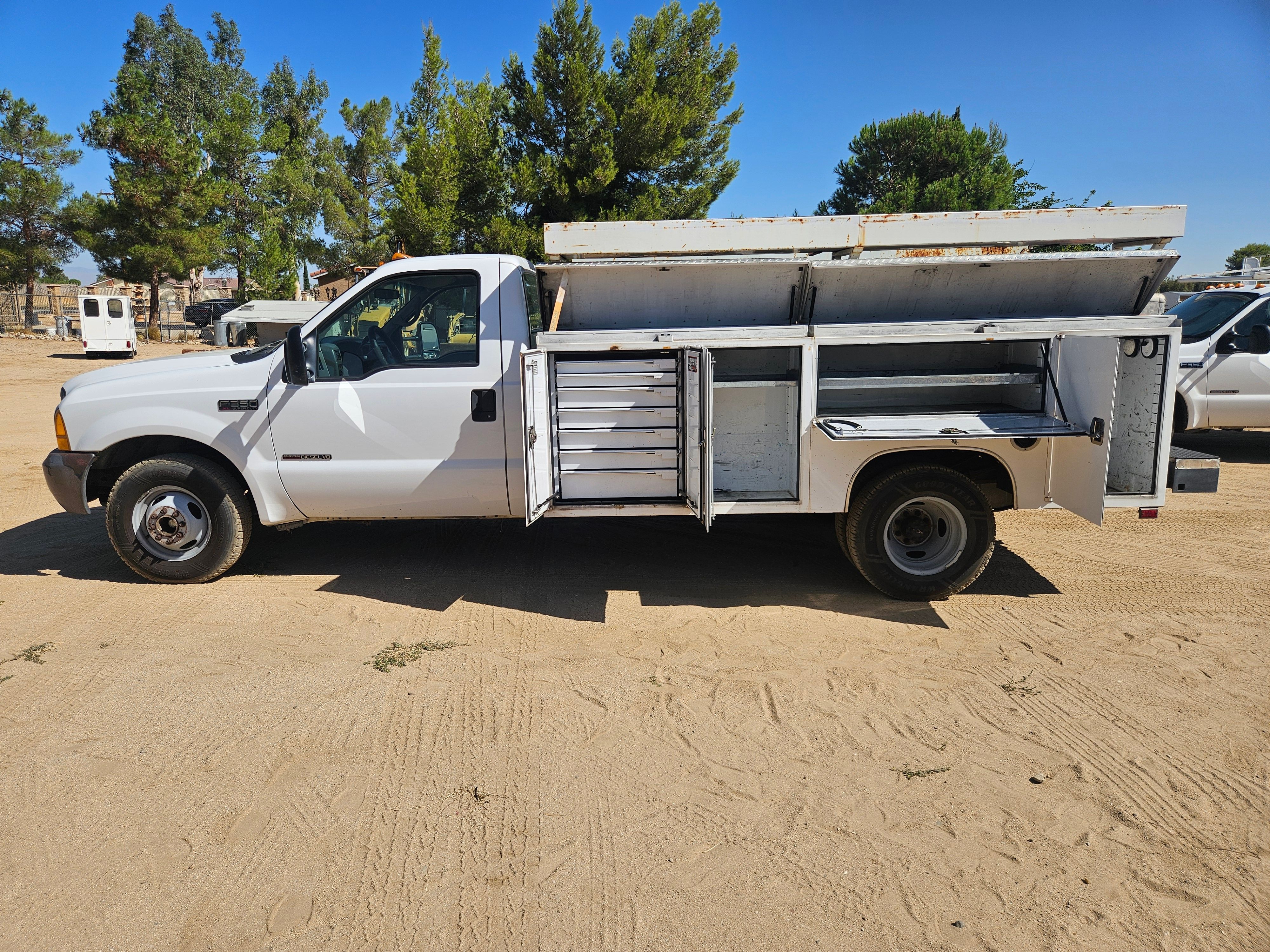 Used 2000 Ford F350 2WD Regular Cab DRW Super Duty image 9