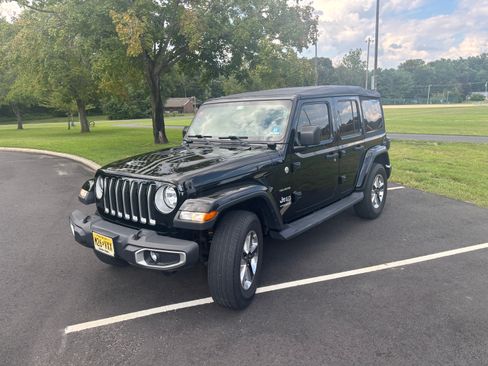 Used 2018 Jeep Wrangler Unlimited Sahara w/ Dual Top Group AWD/4WD image 1