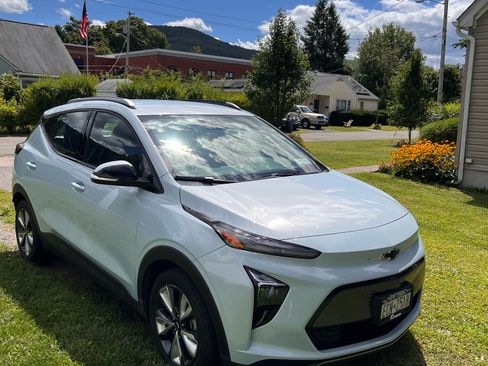 Used 2023 Chevrolet Bolt EUV LT w/ Convenience Package image 4