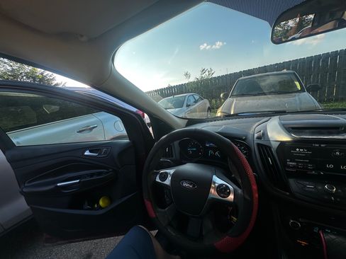 Used 2015 Ford Escape SE w/ Equipment Group 201A image 11