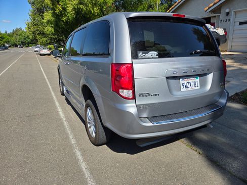 Used 2015 Dodge Grand Caravan SXT w/ UConnect Hands-Free Group FWD image 10
