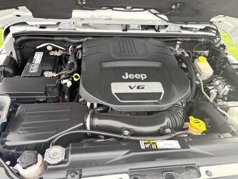 Used 2015 Jeep Wrangler Unlimited Sahara w/ Connectivity Group image 10