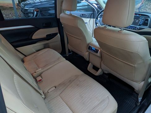 Used 2019 Toyota Highlander AWD V6 image 6