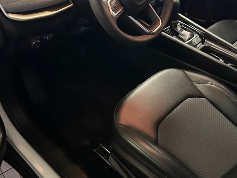 Used 2022 Jeep Compass Latitude image 2