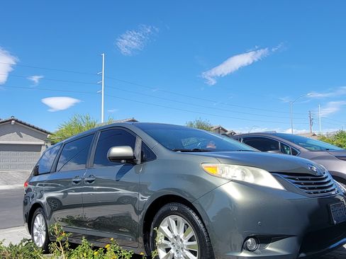 Used 2011 Toyota Sienna Limited w/ Premium Pkg image 1