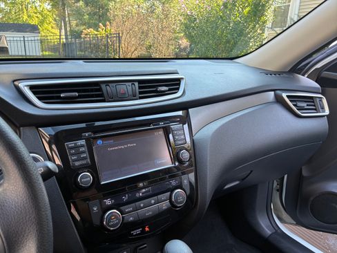 Used 2016 Nissan Rogue SV w/ SV Premium Package image 13