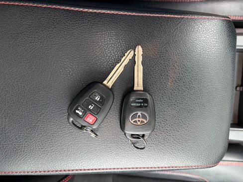 Used 2015 Toyota Camry XSE image 14