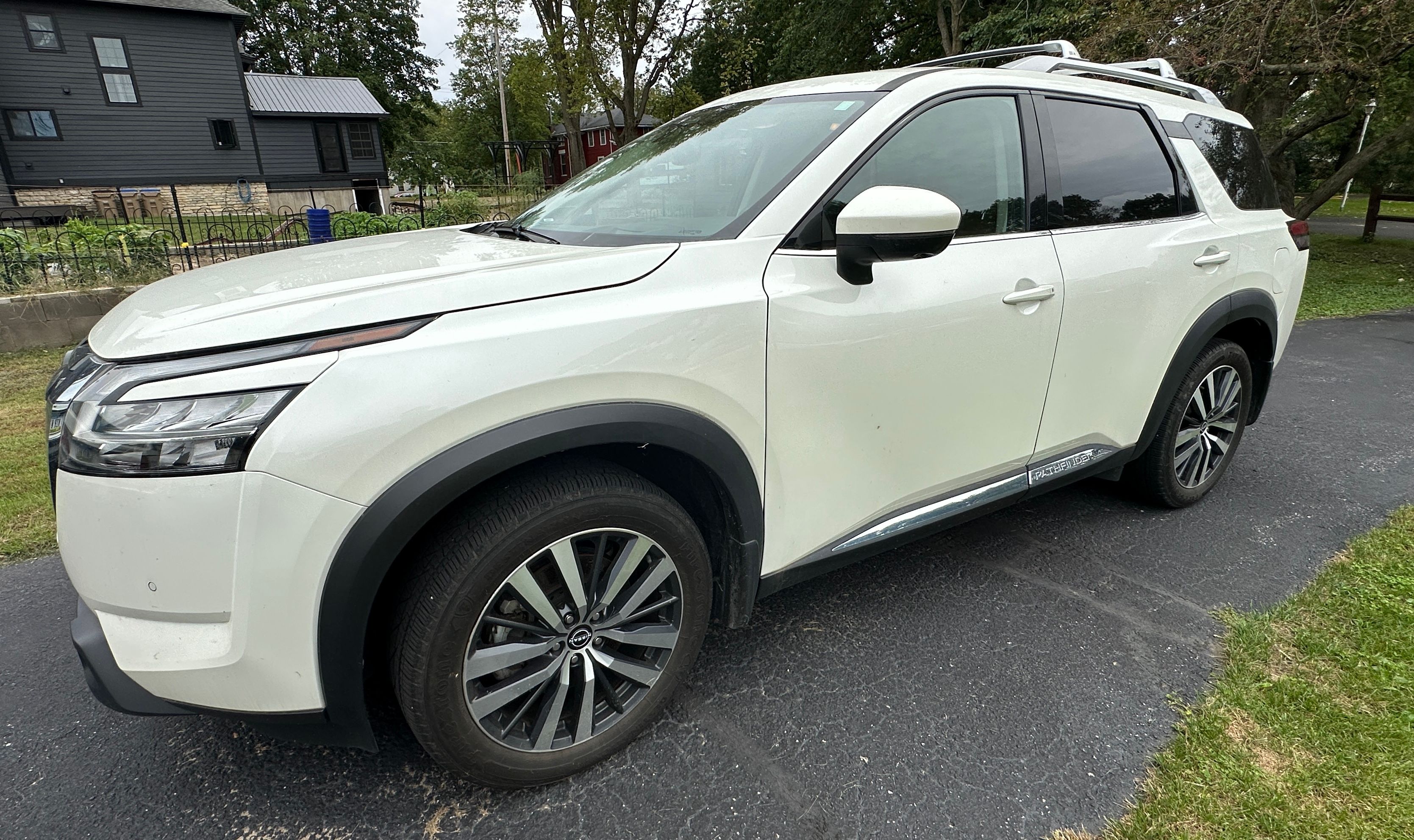 Used 2022 Nissan Pathfinder Platinum w/ Cargo Package AWD/4WD image 5