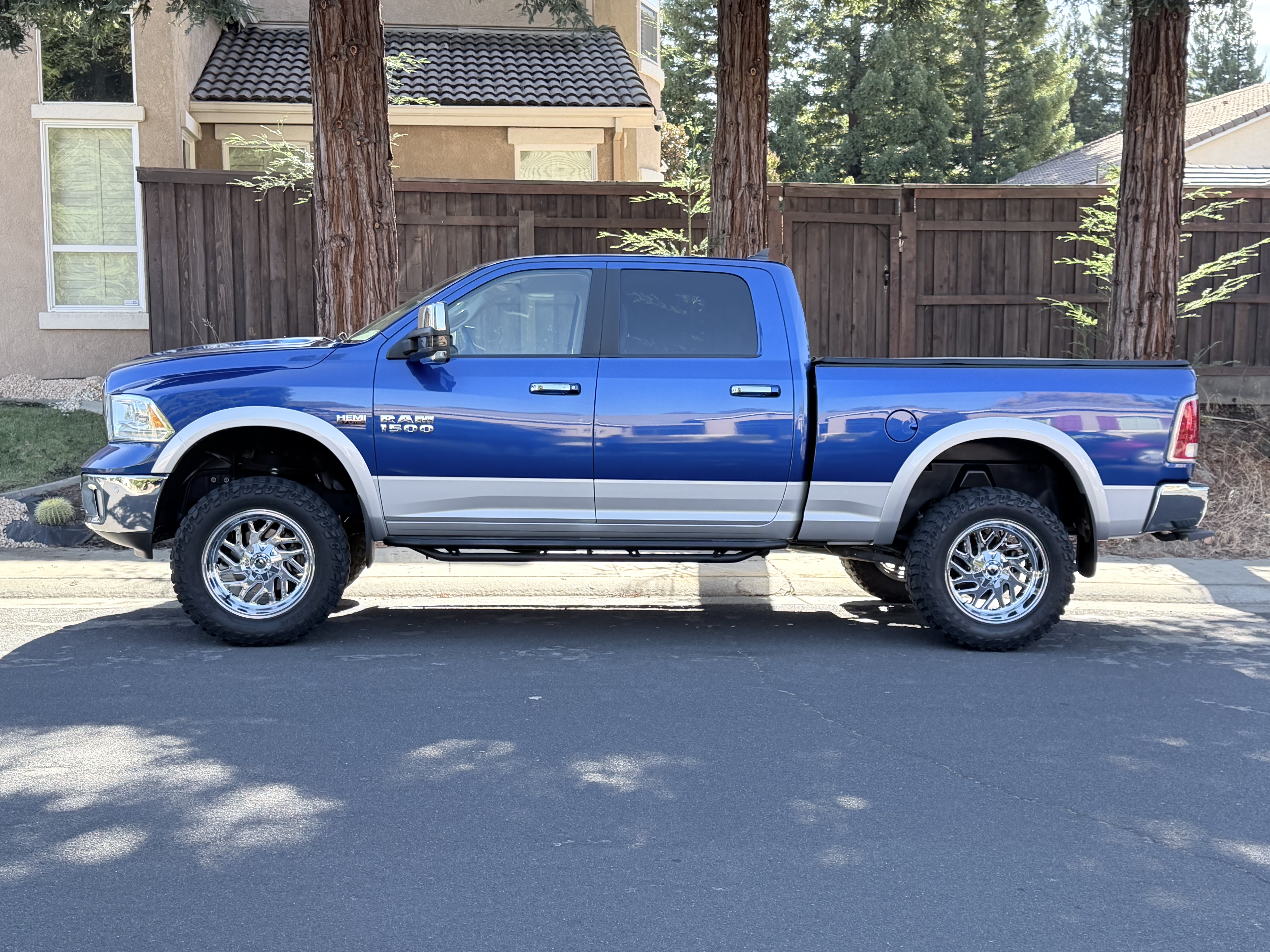 Used 2018 RAM 1500 Laramie w/ Convenience Group AWD/4WD image 2