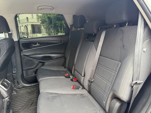Used 2018 Kia Sorento FWD image 9