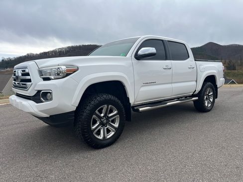 Used 2018 Toyota Tacoma Limited image 1
