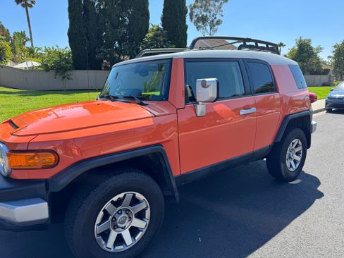 Used 2014 Toyota FJ Cruiser 4WD w/ Convenience Package image 2